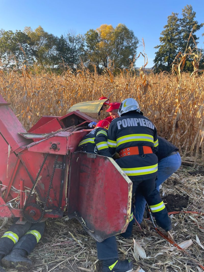 Bărbat din Deda preluat de elicopterul SMURD după ce a rămas cu mâna blocată într-un utilaj agricol