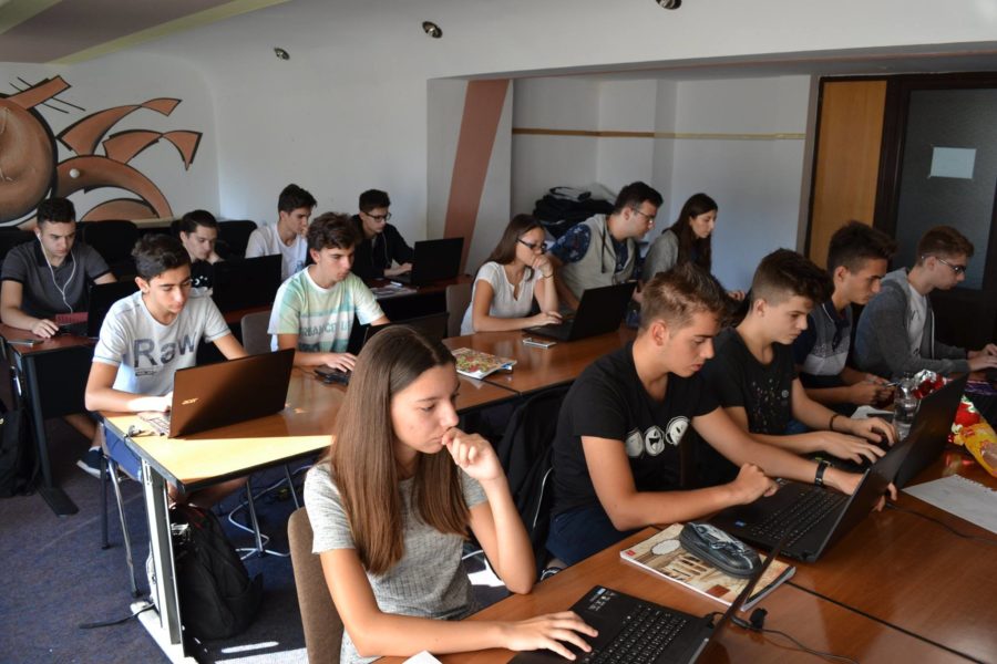 Peste 500 de elevi concurează pentru a face performanţă la Centrul Judeţean de Excelenţă Mureş