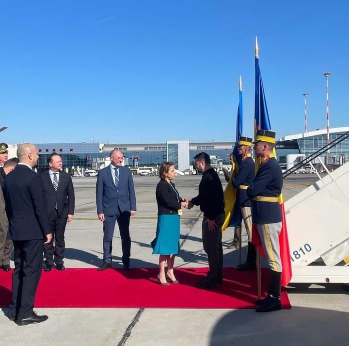Preşedintele ucrainean, Volodimir Zelenski, a fost întâmpinat pe Aeroportul Otopeni de ministrul de Externe Luminiţa Odobescu