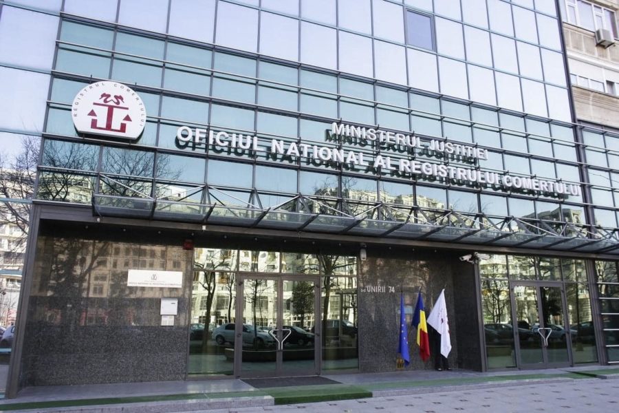 Angajații de la Registrul Comerțului cer salarii mai mari
