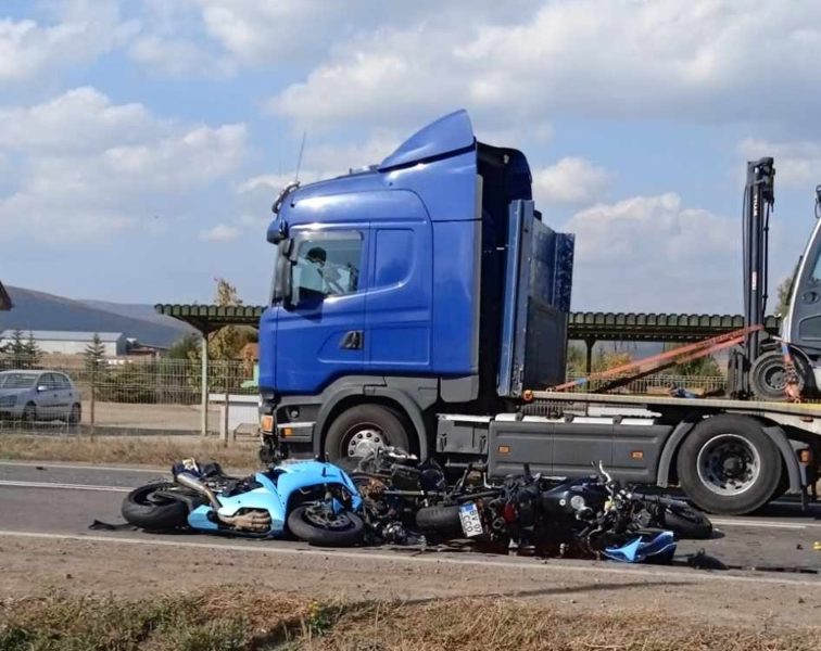 Coliziune între un autotren, un autoturism şi trei motociclete, în Covasna