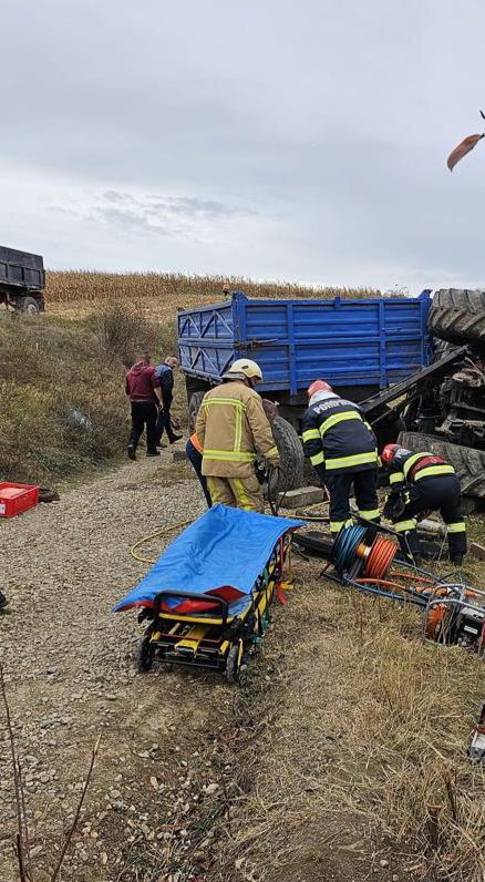 Bărbat surprins sub un tractor răsturnat la Șeulia de Mureș