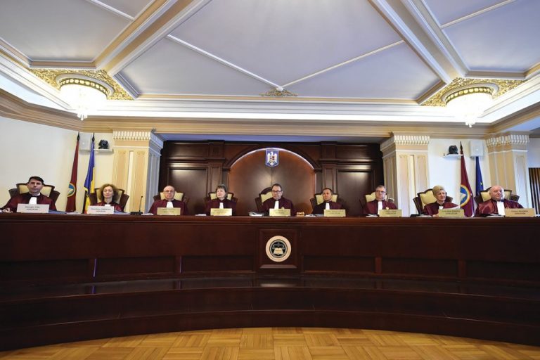 Legea privind interzicerea cumulului pensiei cu salariul este neconstituțională, au decis judecătorii CCR