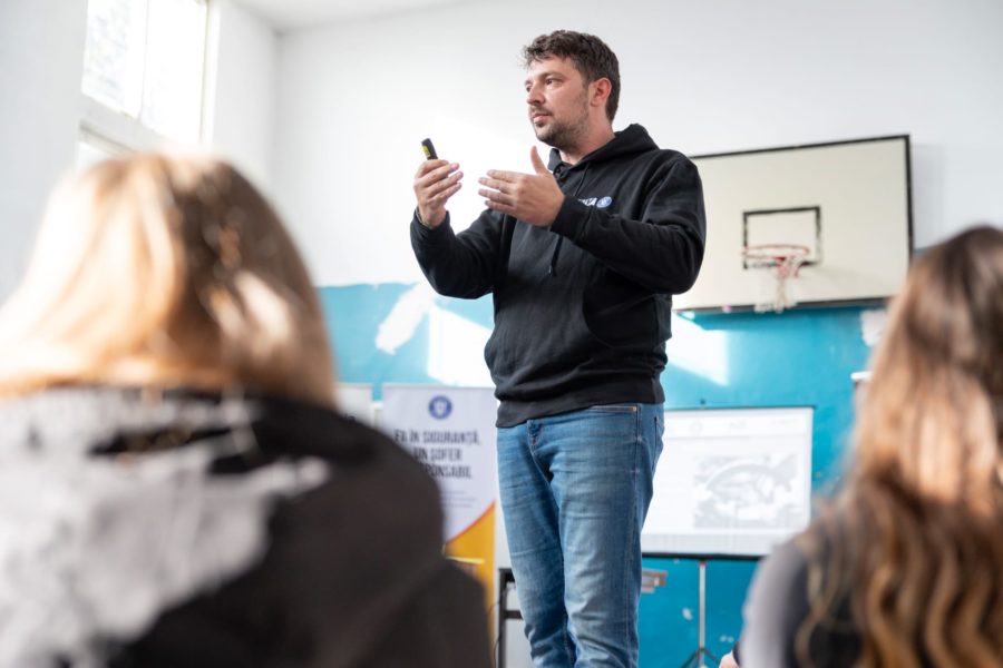 Elevi din patru licee mureșene au învățat cum pot fi șoferi responsabili Elevi din patru licee mureșene au învățat cum pot fi șoferi responsabili