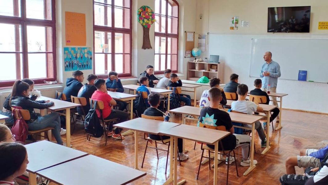 Educația anti-drog ar putea fi introdusă ca materie opțională în școli Educația anti-drog ar putea fi introdusă ca materie opțională în școli