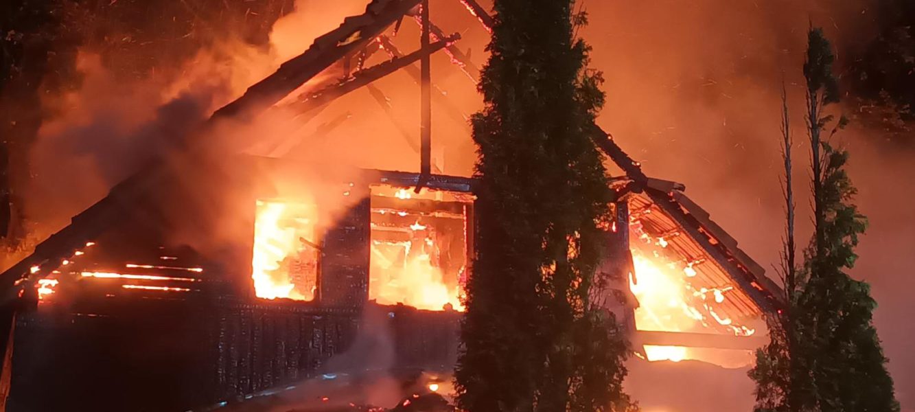 Cabană mistuită de flăcări, la Câmpu Cetății Cabană mistuită de flăcări, la Câmpu Cetății