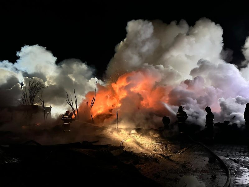 Incendiu la o hală din Reghin Incendiu la o hală din Reghin