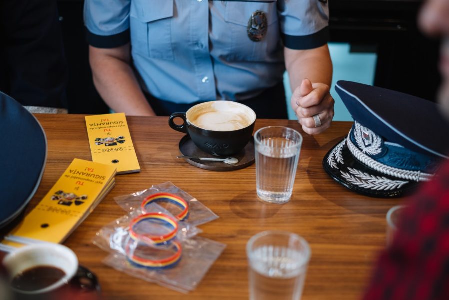 Polițiștii mureșeni își așteaptă viitorii colegi sâmbătă, la o cafea