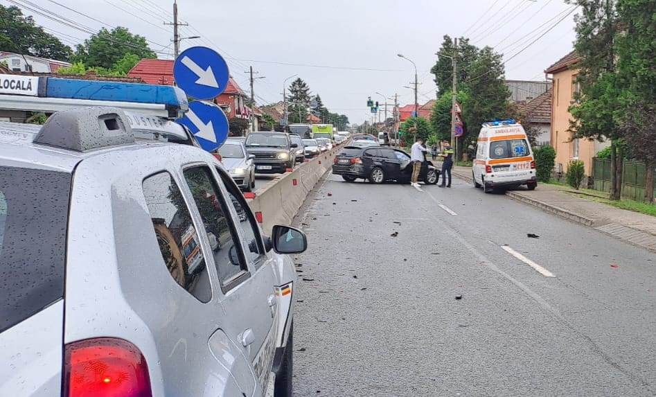 Parapetul separator din Sângeorgiu de Mureș este tot mai periculos pentru autoturisme