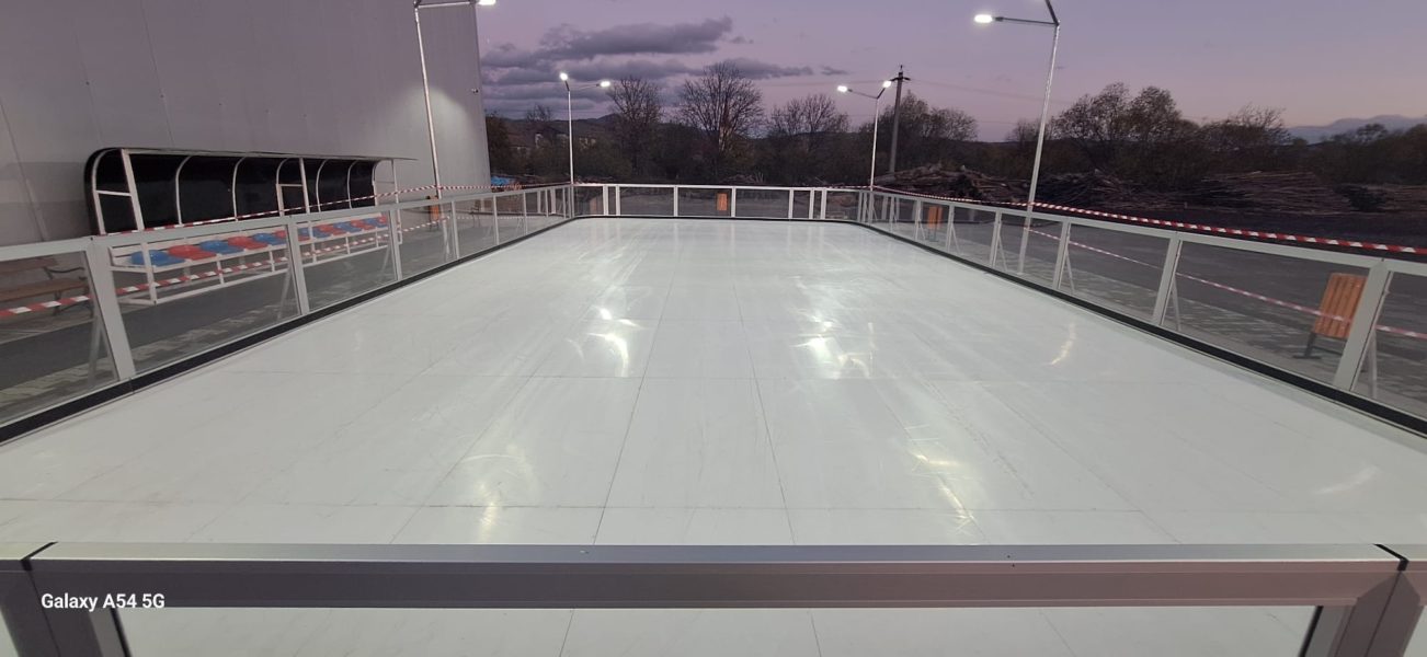 Patinoar cu suprafaţă sintetică, inaugurat la Ruşii Munţi