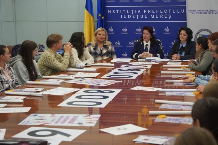 Elevi din Mureș și Harghita informați despre riscul traficului de persoane