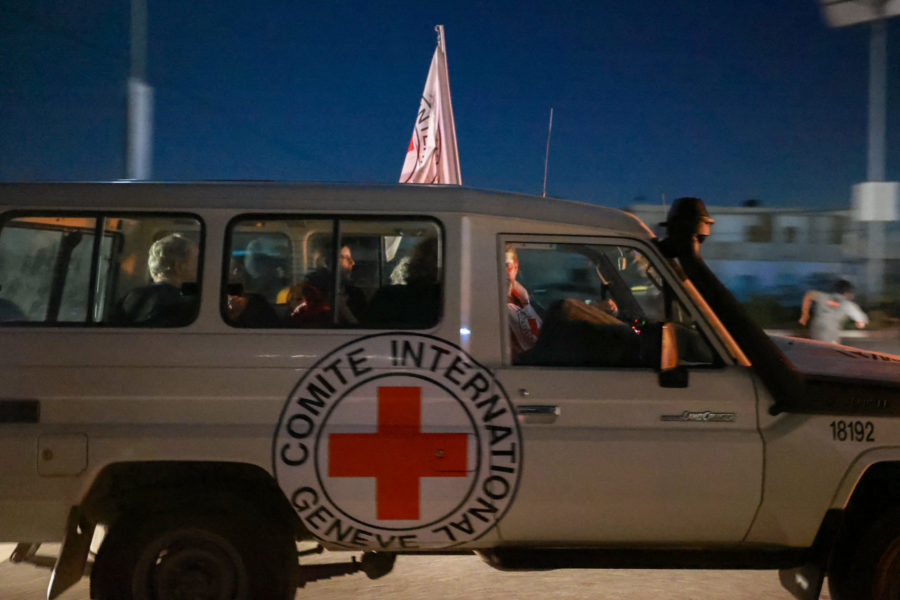 MAE: Două persoane cu dublă cetăţenie, israeliană şi română, eliberate din Gaza
