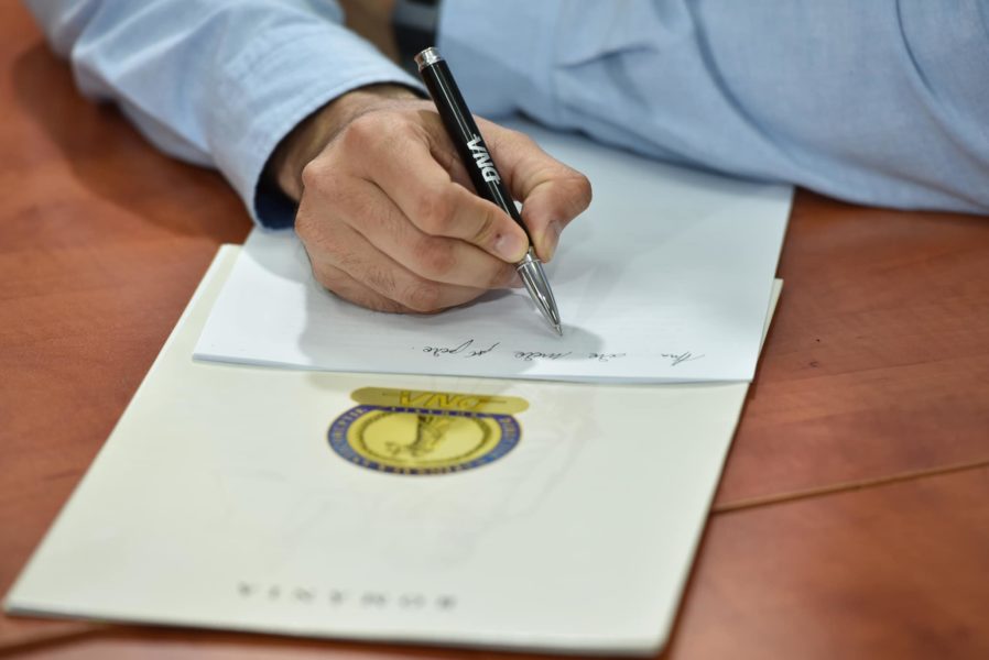 Soț și soție, reținuți pentru dare de mită şi complicitate la dare de mită