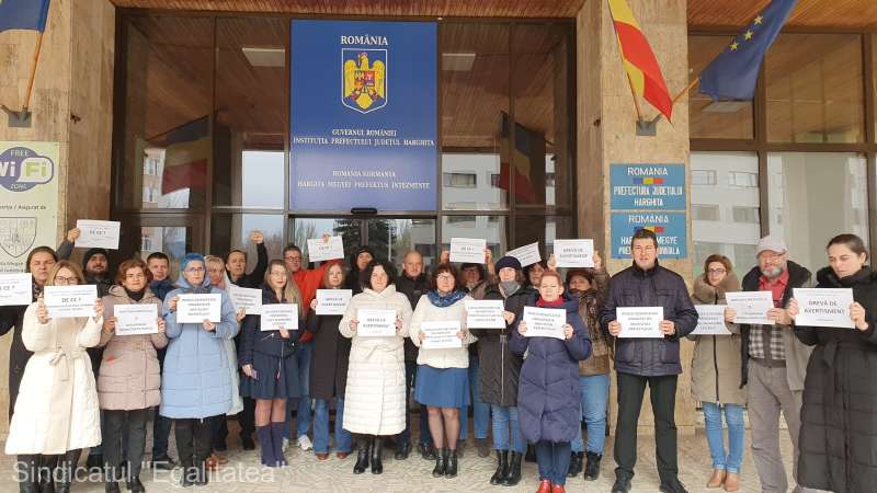 Angajații prefecturilor din țară protestează