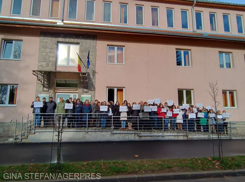 Harghita: Protest spontan al angajaţilor de la Casa Judeţeană de Pensii, AJOFM şi AJPIS