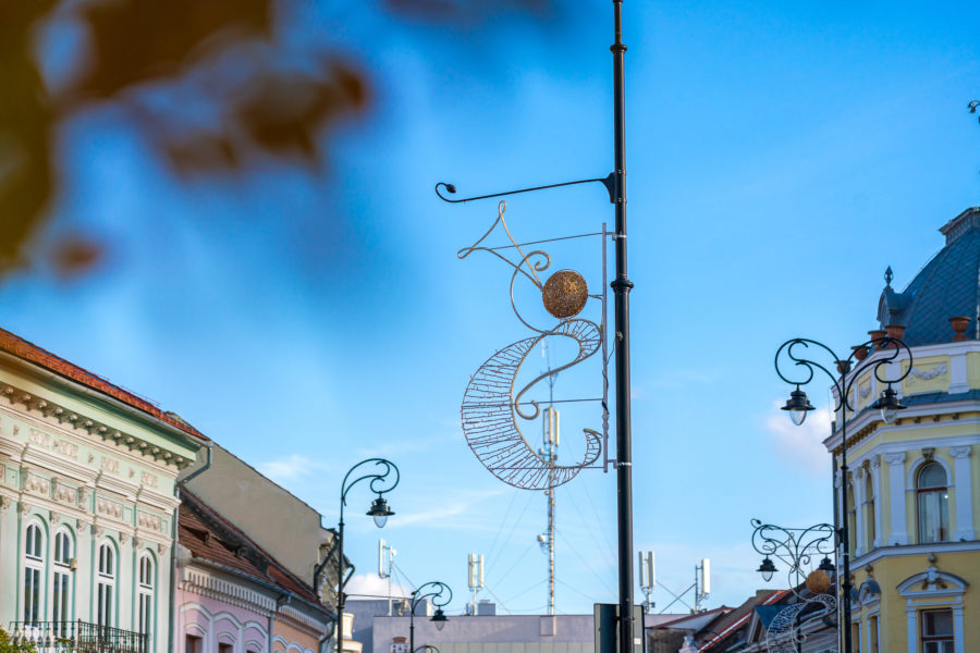 Municipiul Sfântu Gheorghe, împodobit de sărbători cu decoraţiuni închiriate