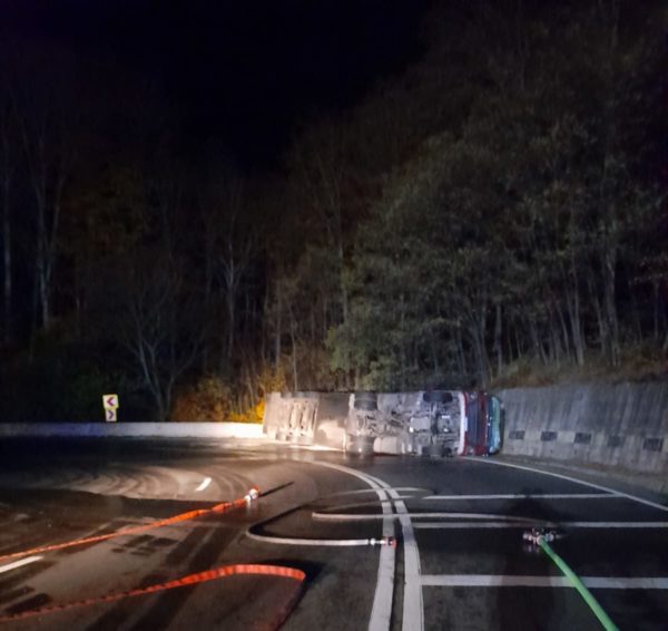 Trafic blocat aseară pe DN 13, în județul Brașov, după ce o cisternă cu combustibil lichid s-a răsturnat pe carosabil