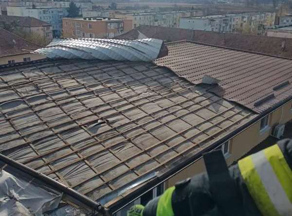 Bloc rămas fără acoperiş şi copaci doborâţi de vântul puternic în municipiul Făgăraş