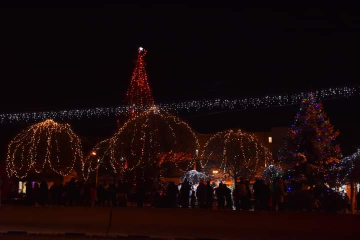 Luni se aprinde iluminatul festiv la Sângeorgiu de Mureş Luni se aprinde iluminatul festiv la Sângeorgiu de Mureş