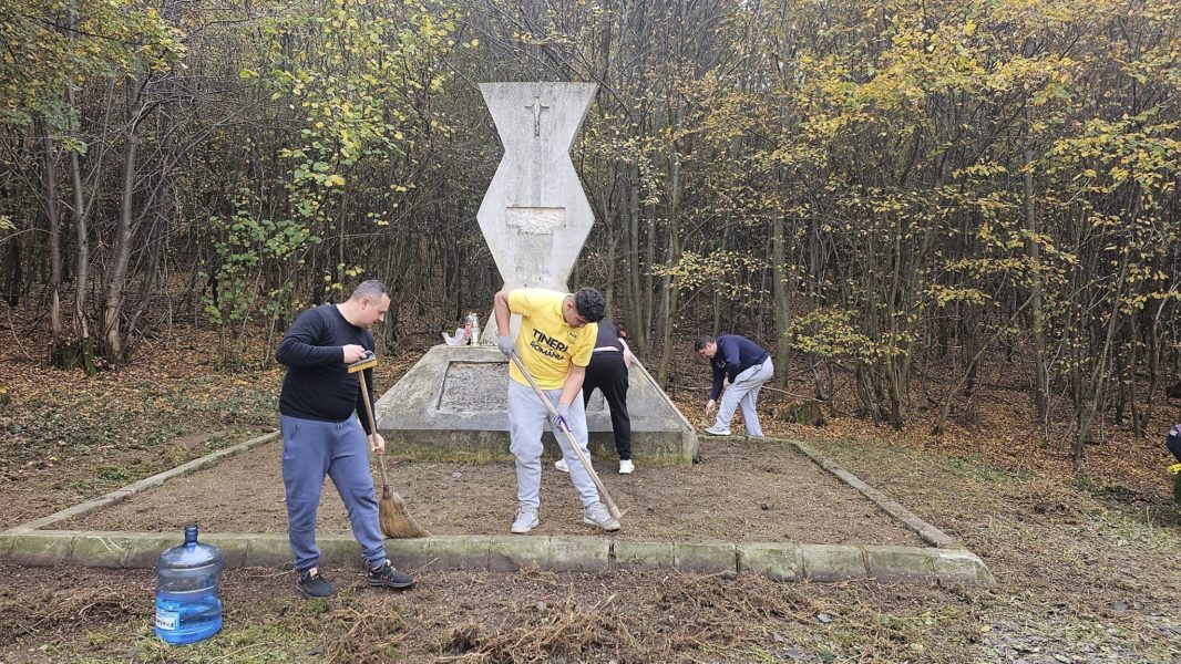 Monumentul Eroilor Români din Budiu Mic, amenajat de membrii AUR Mureș