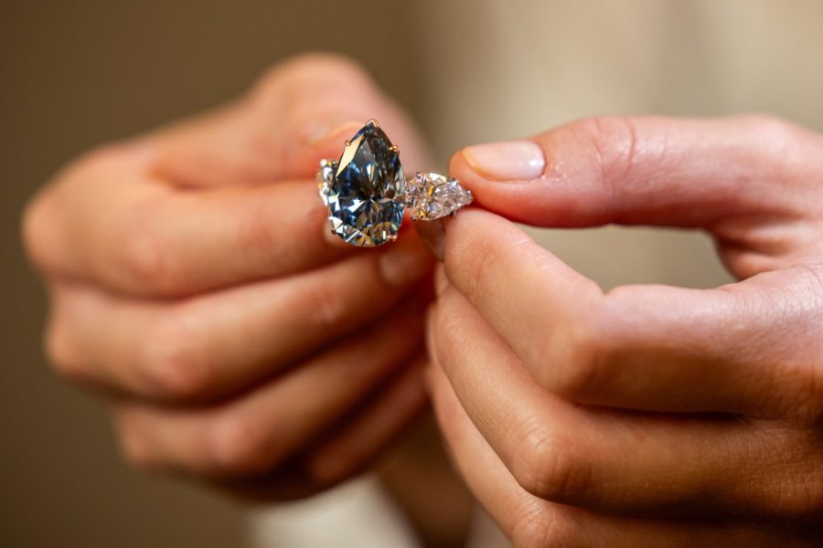 Christie’s a vândut diamantul albastru 43,8 de milioane de dolari