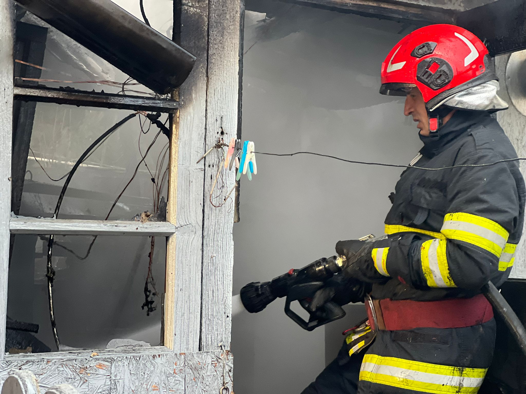 Persoană arsă și intoxicată cu fum în urma unui incendiu la Vânători