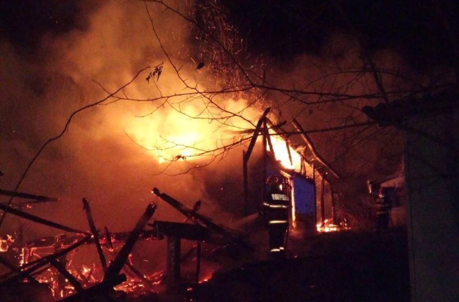 Două anexe gospodărești din satul mureșean Răzoare au ars în această dimineață