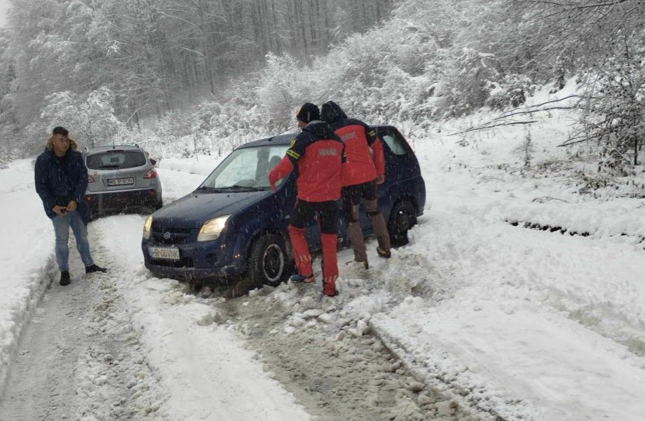 Turiști blocați pe drumurile înzăpezite din județul Mureș