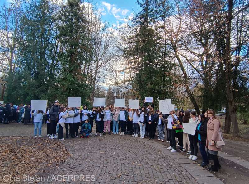 Aproximativ 200 de elevi au participat, la Miercurea-Ciuc, la un marş împotriva fumatului, de Ziua naţională fără tutun Aproximativ 200 de elevi au participat, la Miercurea-Ciuc, la un marş împotriva fumatului, de Ziua naţională fără tutun