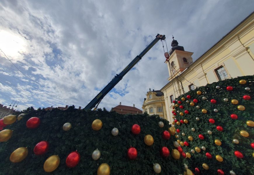 A început montarea bradului de crăciun în Piața Mare din Sibiu