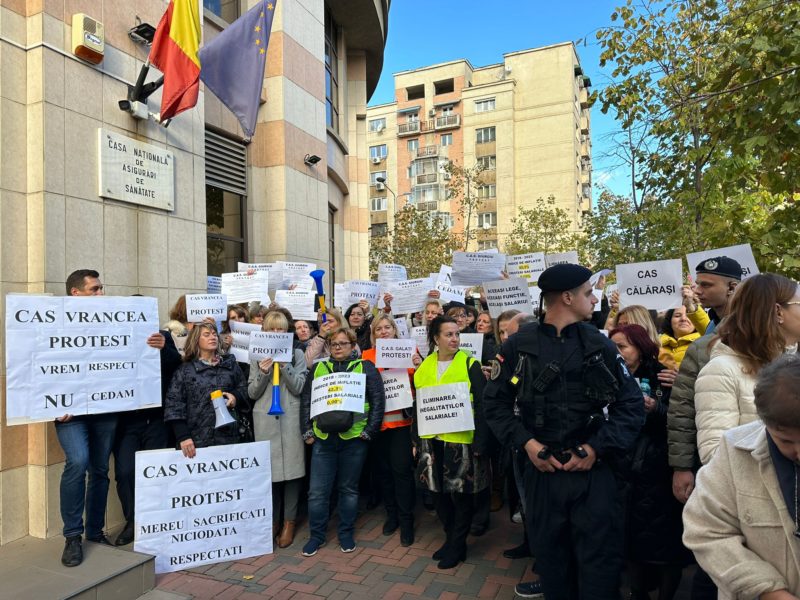 Angajații Caselor Județene de Asigurări de Sănătate protestează astăzi în capitală