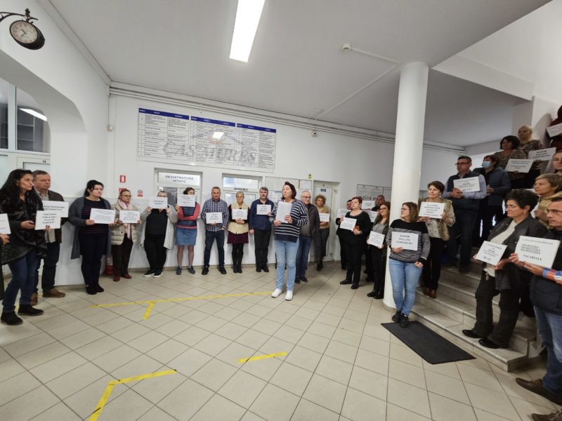 Continuă protestul la Casa de Asigurări de Sănătate Mureș