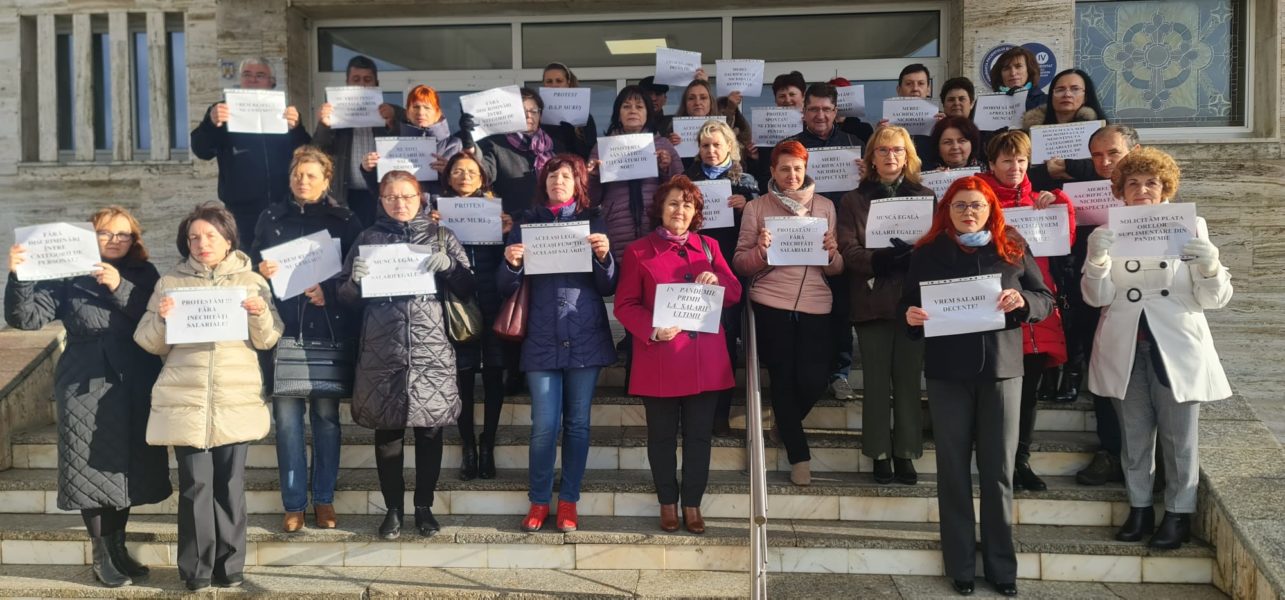 Angajații DSP Mureș protestează zilnic, între orele 9 și 11