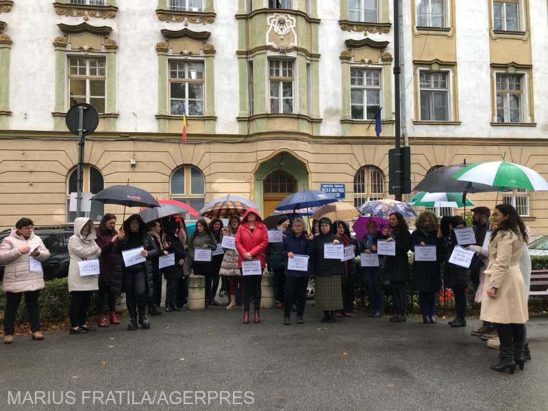 Angajaţii instituţiilor din subordinea Ministerului Muncii şi cei ai Direcţiilor de Sănătate Publică sunt decişi să continue protestele