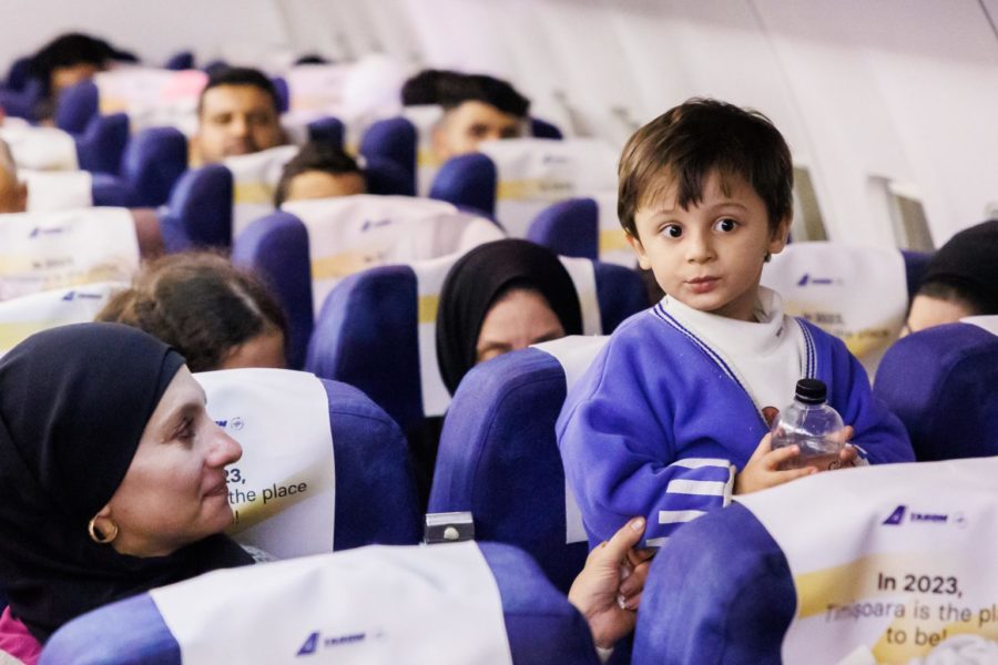 Încă 37 de cetăţeni români şi membri ai familiilor acestora au fost repatriaţi din zona de conflict armat din Orientul Mijlociu