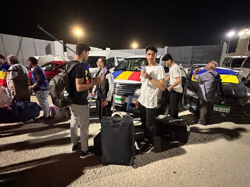Avionul cu primul grup de români evacuaţi din Gaza a aterizat aseară la Bucureşti