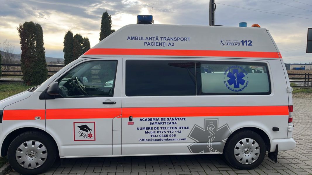 Transport medical pentru persoane nedeplasabile, oferit de Academia de Sănătate ”Samariteana” Mureș