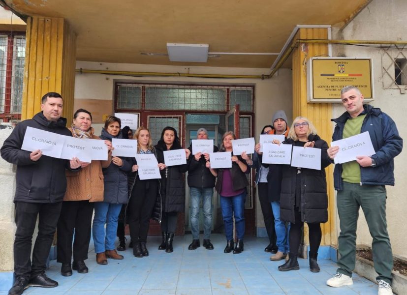 Angajații APIA continuă protestele