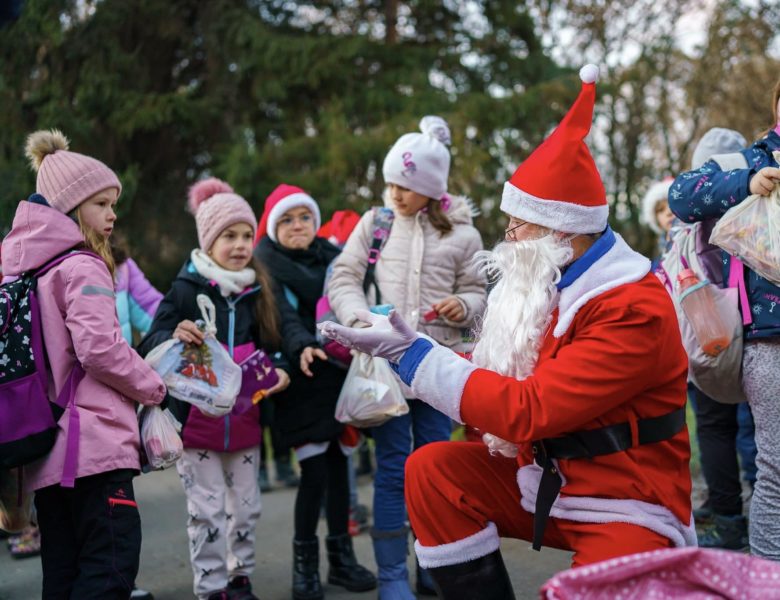 Moş Pedibus oferă cadouri copiilor care merg pe jos la şcoală