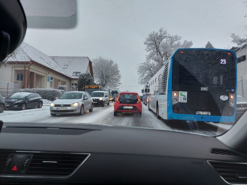 Autobuze blocate în zona UMFST Târgu Mureș din cauza ghețușului