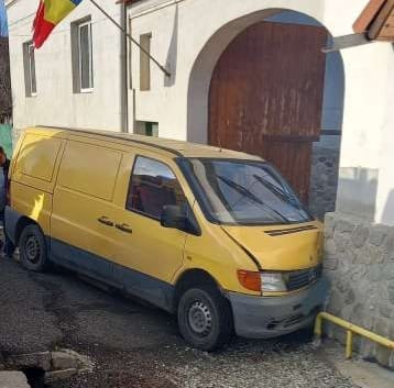 Un microbuz a intrat în poarta unei case pe DN1, după ce şoferului i s-a făcut rău