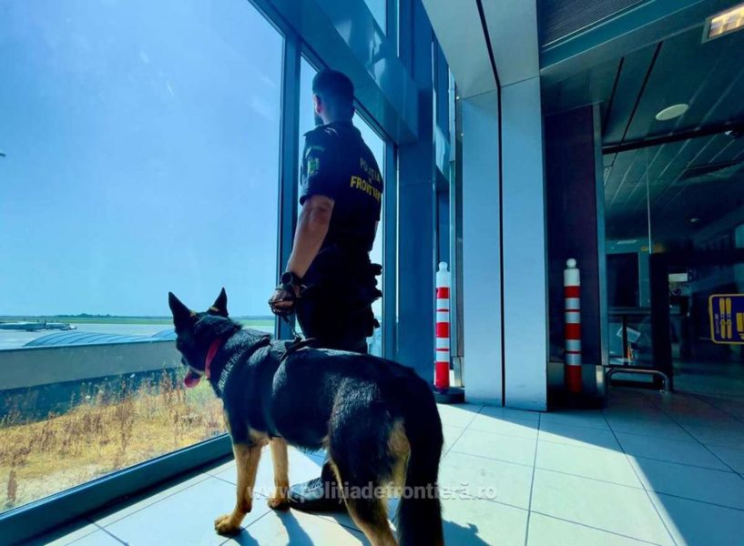 Ţigări de contrabandă găsite de poliţişti pe aeroportul Henri Coandă