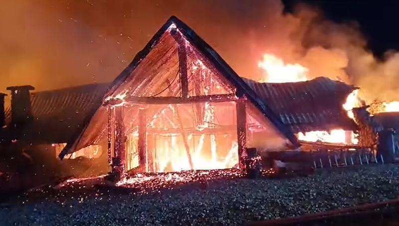 Șase oameni au murit ȋn incendiul izbucnit la pensiunea Ferma Dacilor din județul Prahova