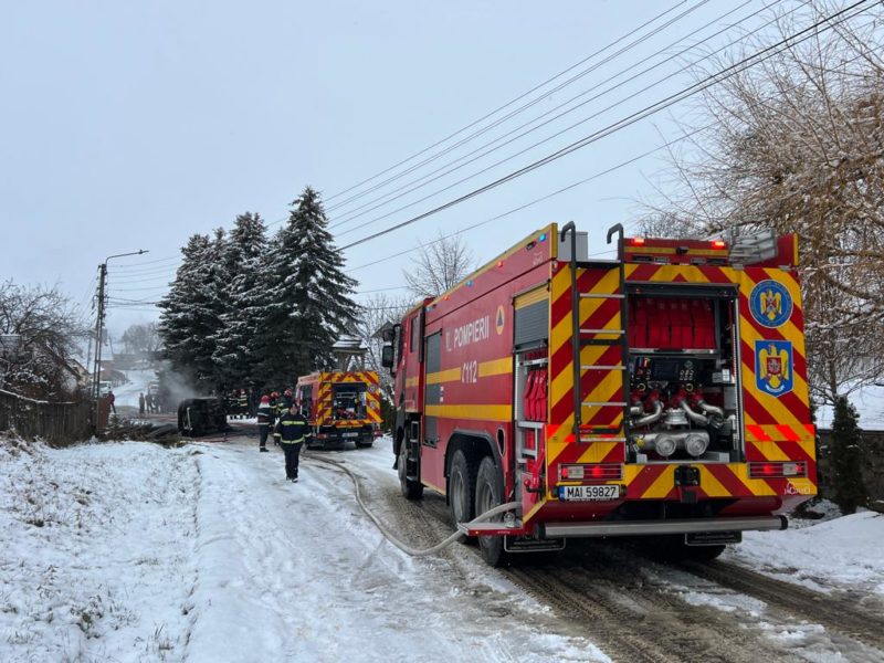 Un autoturism a luat foc după ce s-a răsturnat pe un drum comunal, în Harghita