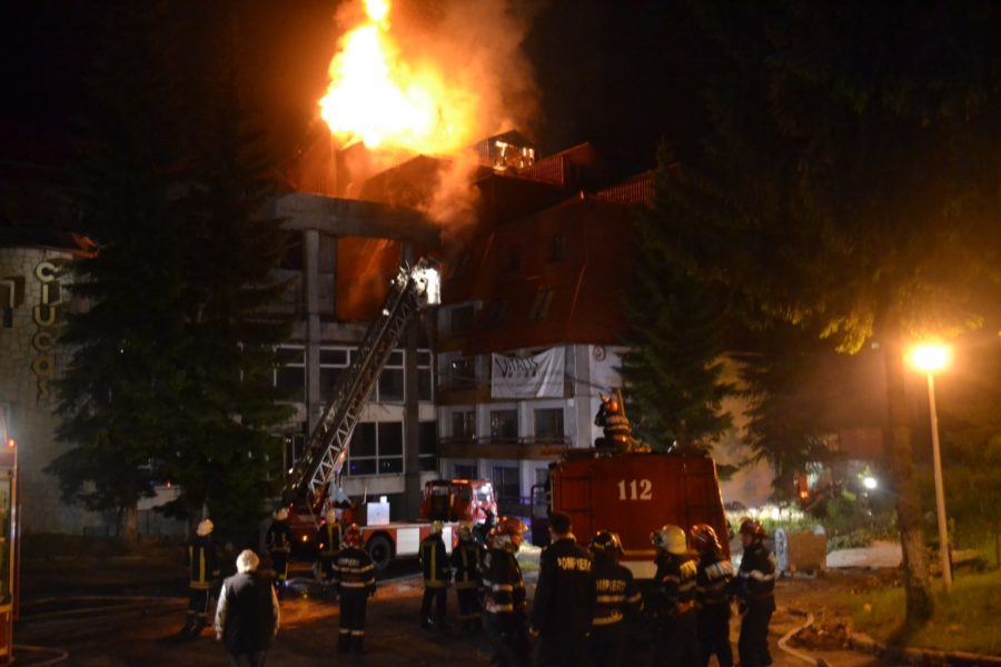 Braşov: Incendiu la acoperişul unei pensiuni din Moieciu de Jos