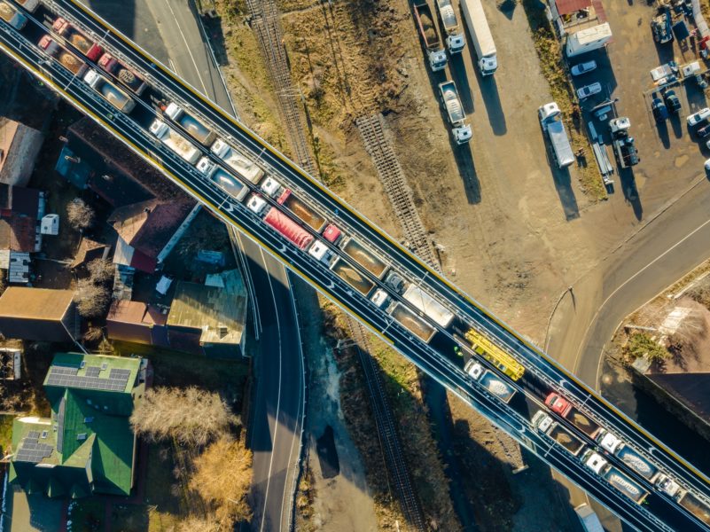 Rezistenţa noului pasaj peste calea ferată din Miercurea-Ciuc, testată cu peste 30 de camioane