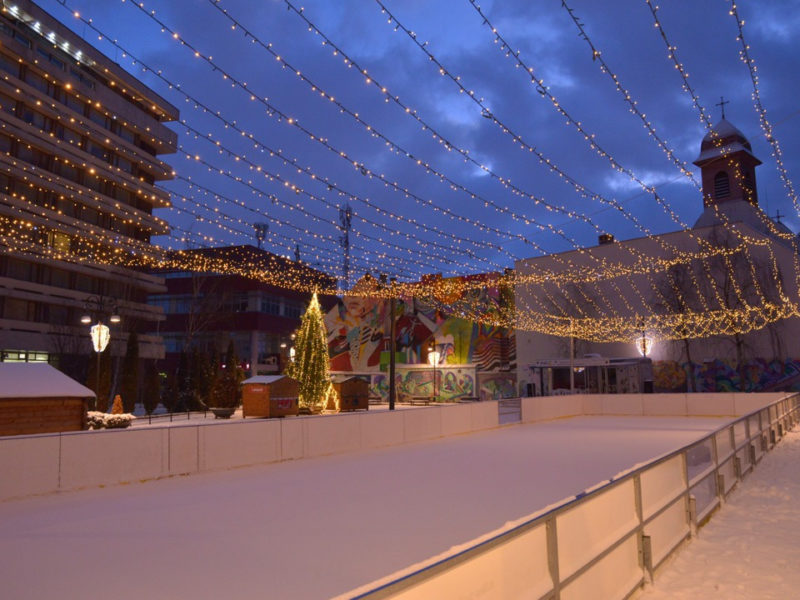 A fost deschis, oficial, patinoarul din Piaţa Sfântul Ioan