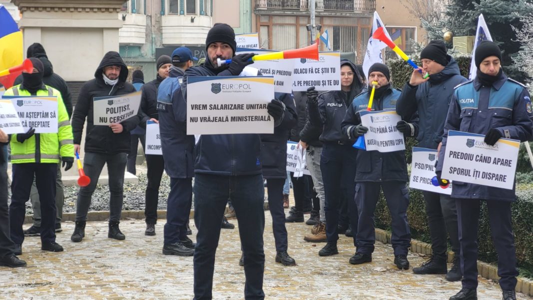 Poliţiştii mureşeni protestează la această oră în faţa Prefecturii Poliţiştii mureşeni protestează la această oră în faţa Prefecturii