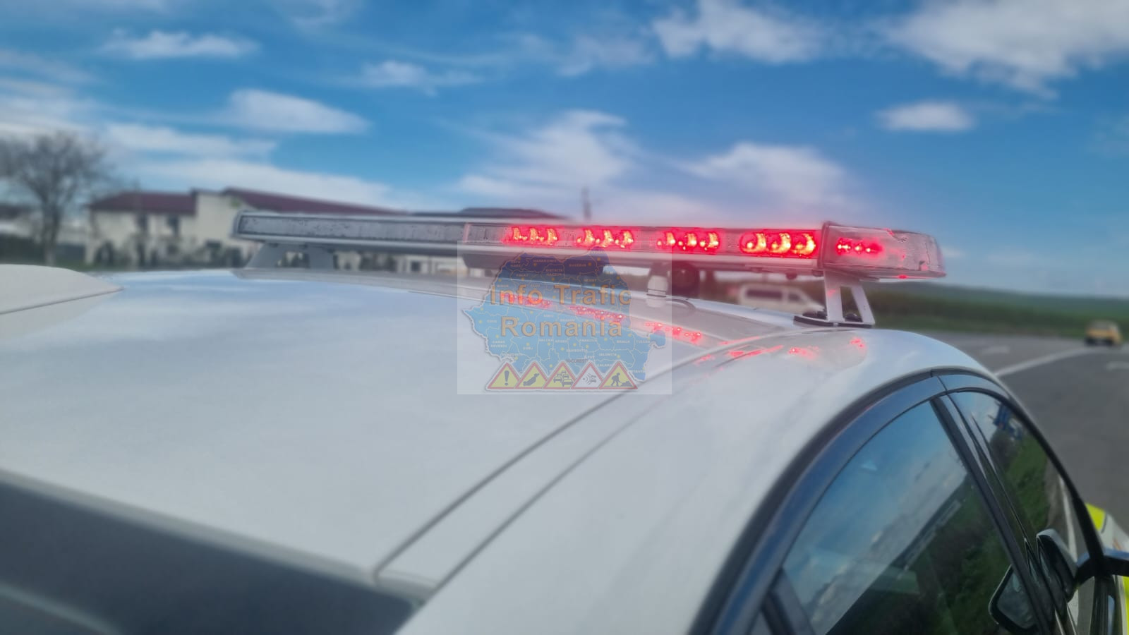Restricţii de circulaţie pe DN13, din cauza unei maşini care s-a răsturnat