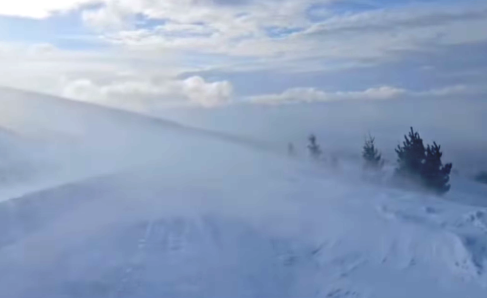 Viscolul puternic menţine închisă circulaţia pe Transalpina, între Rânca şi Novaci